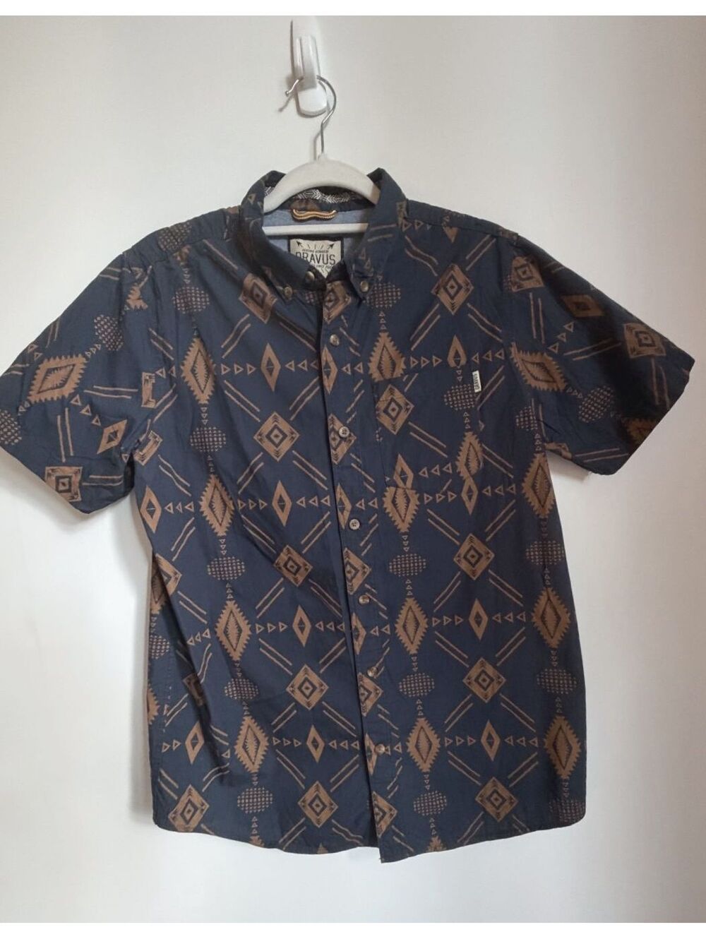 Dravus Short Sleeve Button-Up Shirt Size Medium Geometric Print